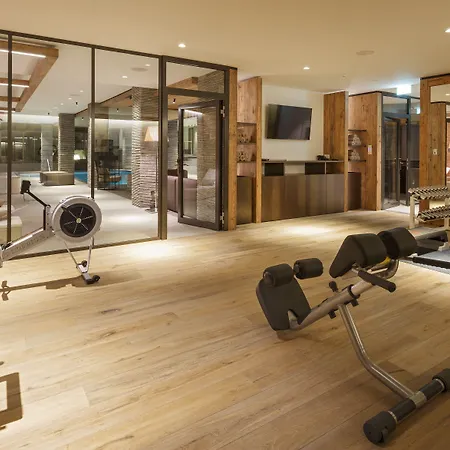 Piz Buin 4* クロスタース